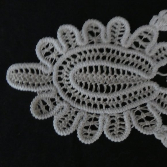 Gorgeous Vintage Crochet Floral Doily - Picture 2 of 6